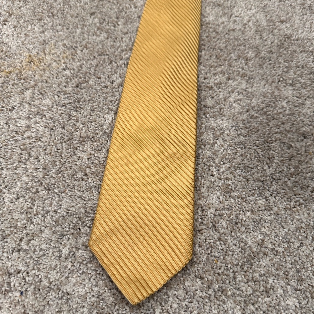 Like new Nautica Gold Ribbed Silk Tie